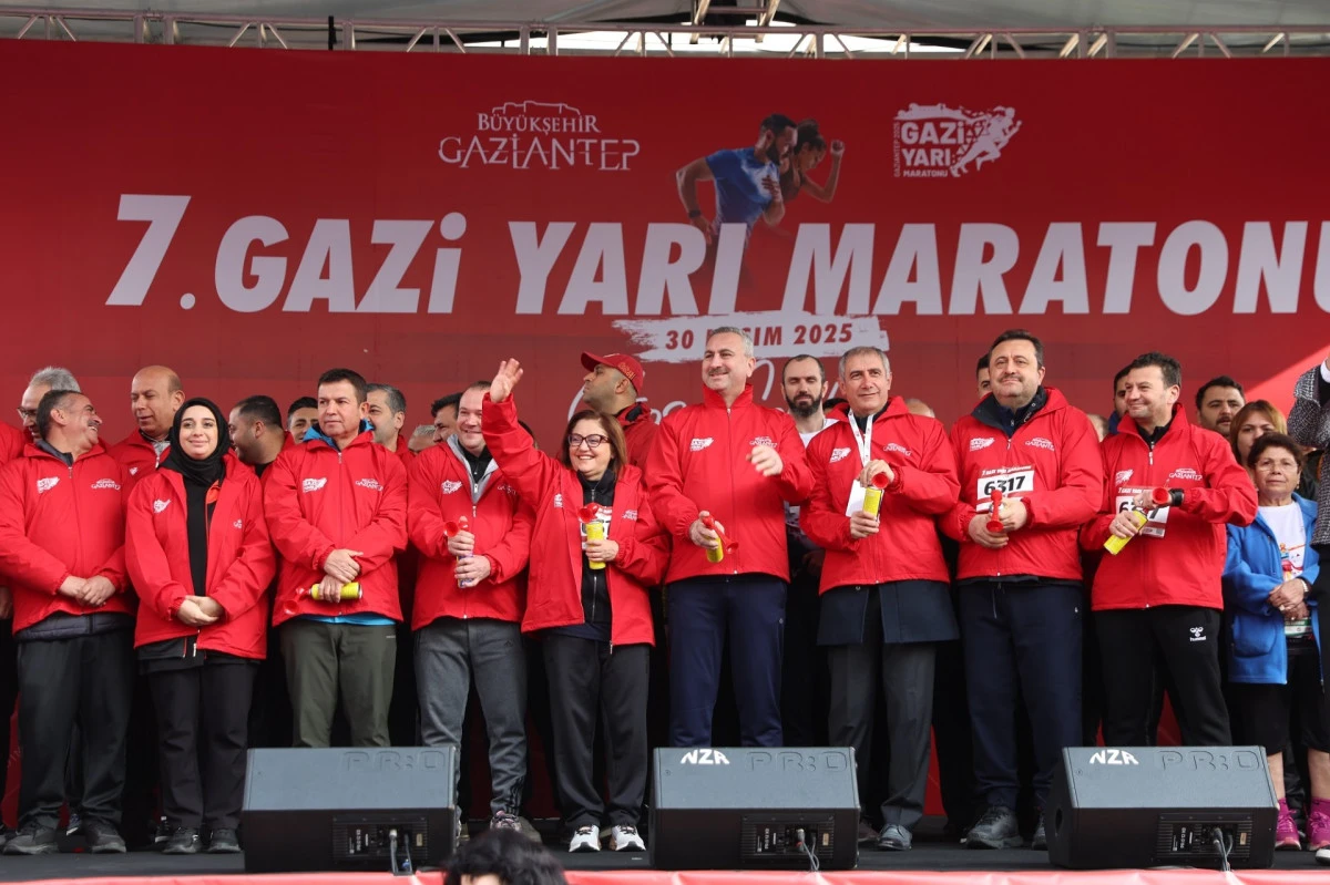 7.GAZİ YARI MARATONU HEYECAN VE RENKLİ GÖRÜNTÜLERLE YAPILDI