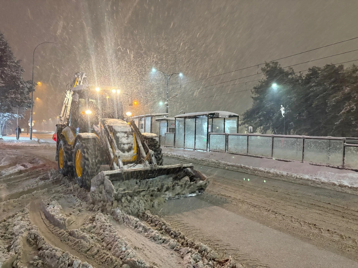 B&Uuml;Y&Uuml;KŞEHİR KARLA M&Uuml;CADELE MESAİSİNİ GECE BOYU S&Uuml;RD&Uuml;RD&Uuml;