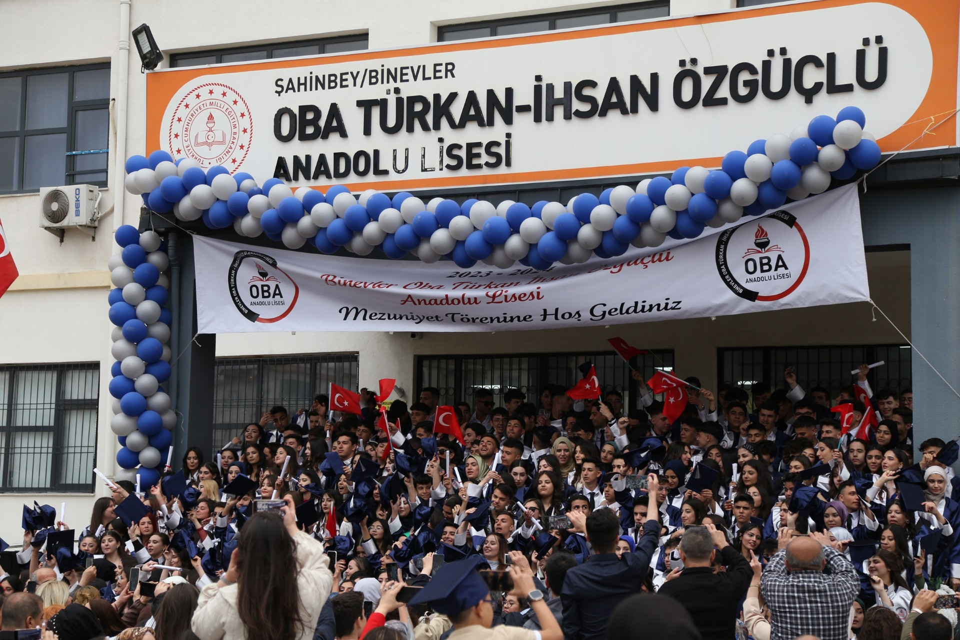 Oba Türkan-İhsan Özgüçlü Anadolu Lisesi İlk Mezunlarını Verdi