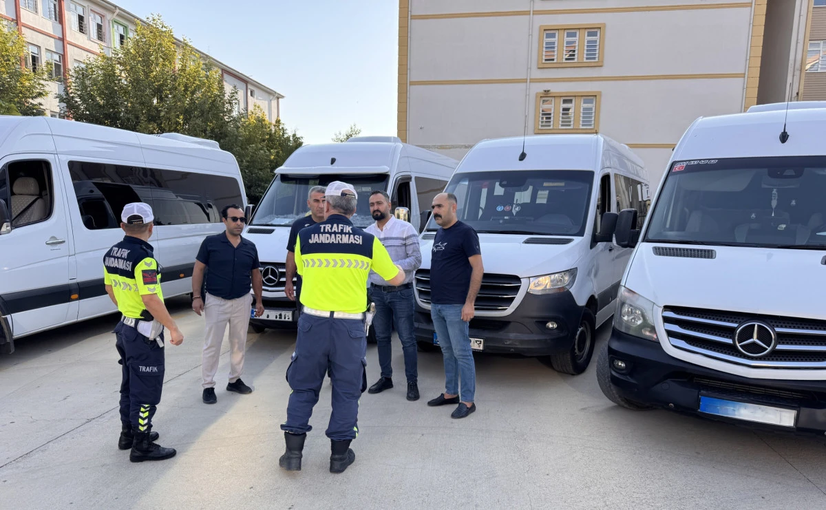 Okulların İlk G&uuml;n&uuml;nde Jandarmadan Yoğun G&uuml;venlik Tedbirleri
