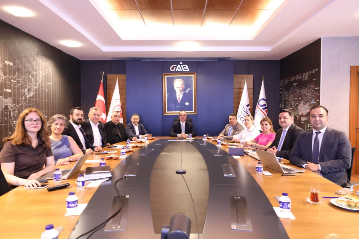 Tekstil Sekt&ouml;r&uuml; K&uuml;resel Zorluklara Rağmen &Uuml;retmeye ve İhracata Devam Ediyor